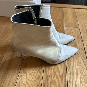 Rag & Bone
Suede Boots
Women's Size: 9 | IT 39

Worn but washable!